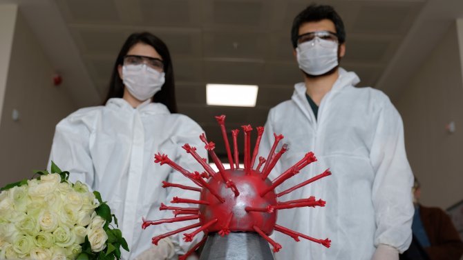 Pandemi nedeniyle hastanede nişan yapan sağlıkçı çifte, virüs şeklinde pasta