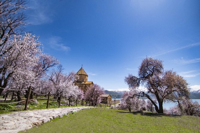 Boş kalan Akdamar Adası’nda huzur veren görüntü