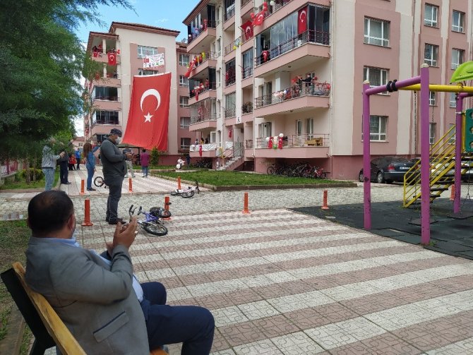 Vezirköprü’de 23 Nisan balkonlarda kutlandı