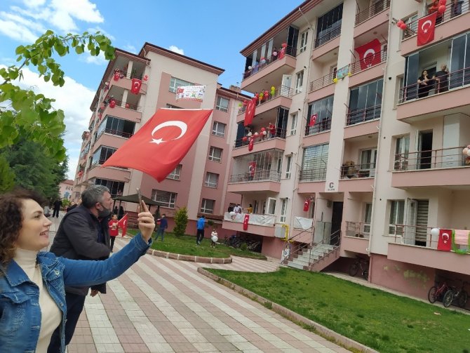 Vezirköprü’de 23 Nisan balkonlarda kutlandı