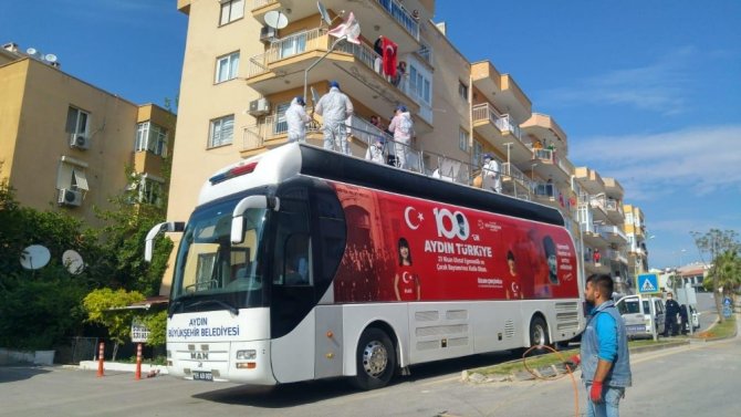 Büyükşehir Belediye Bandosu, Kuşadası’nı coşturdu