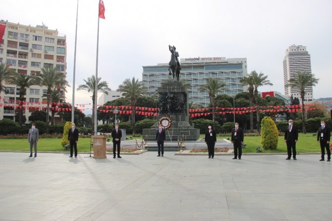 İzmir’de sosyal mesafeli 23 Nisan kutlaması