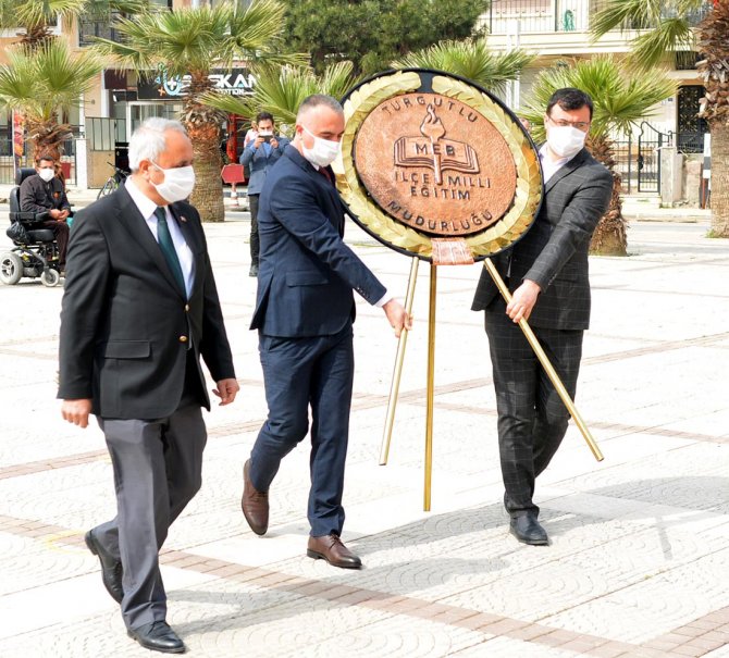 İlginç görüntü! Öğrenciler törene böyle katıldı