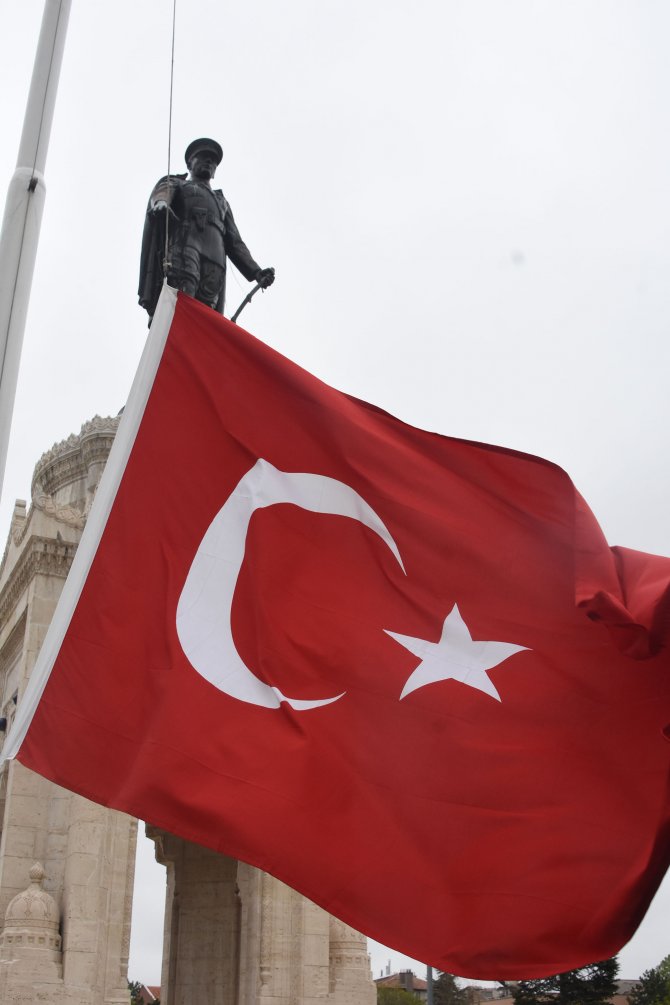 Konya'da, sosyal mesafeli 23 Nisan töreni