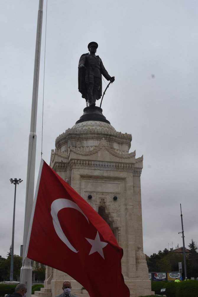 Konya'da, sosyal mesafeli 23 Nisan töreni