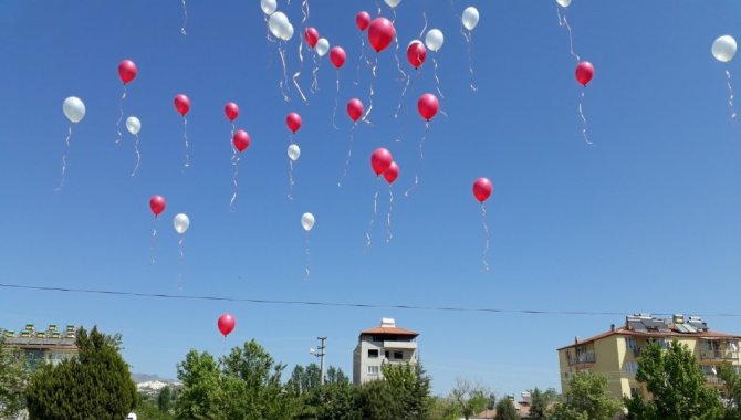 Balonlar çocuklar için gökyüzüne bırakıldı