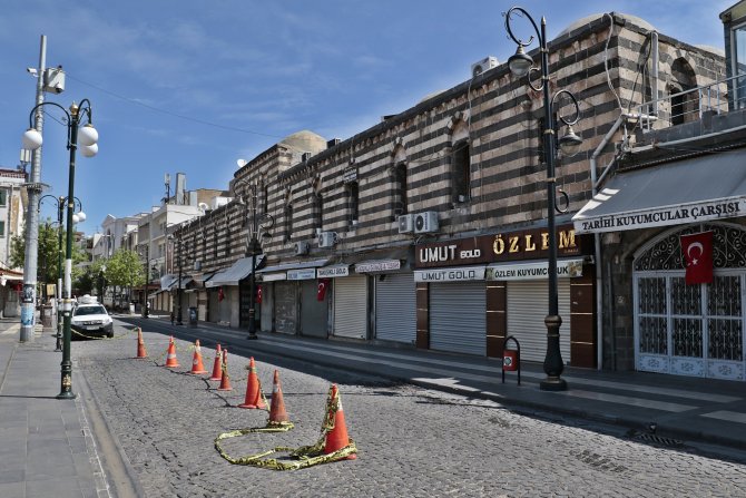 Diyarbakır'da yasağın 2'nci gününde cadde ve sokaklar bomboş