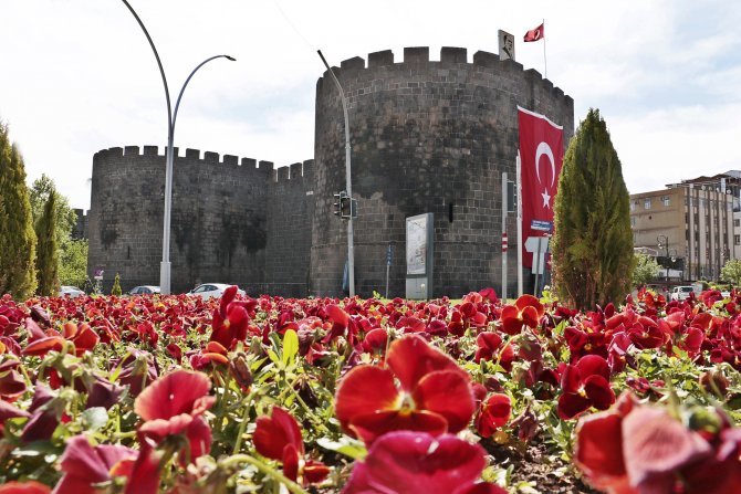 Diyarbakır'da yasağın 2'nci gününde cadde ve sokaklar bomboş