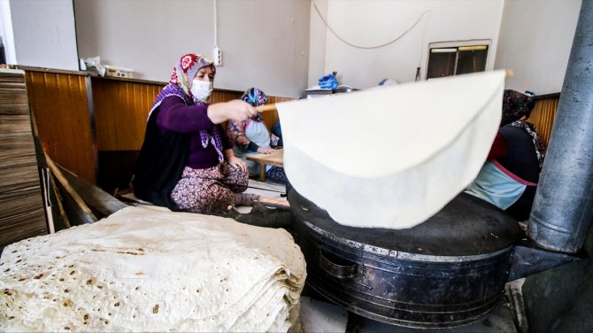 Konyalı aile ürettiği yufka ekmeğini Türkiye'nin dört bir yanına gönderiyor