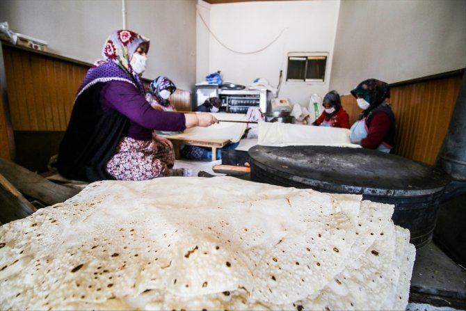 Konyalı aile ürettiği yufka ekmeğini Türkiye'nin dört bir yanına gönderiyor