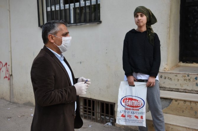 Kapı kapı dolaşıp öğrencilerine kitap ve test dağıttı