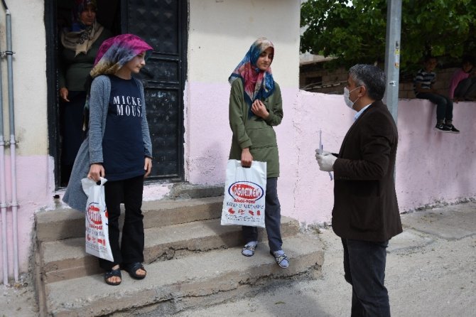 Kapı kapı dolaşıp öğrencilerine kitap ve test dağıttı