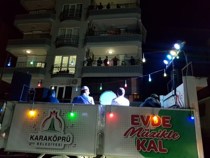 Karaköprü’de evde kalanlara ilahi konseri