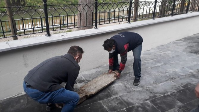 Tarihi mezar taşını vatandaşlar buldu