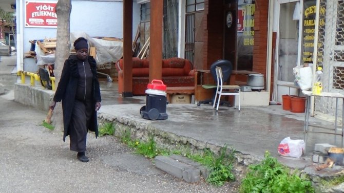 Afrikalı kimsesiz kadın sokakta bulundu