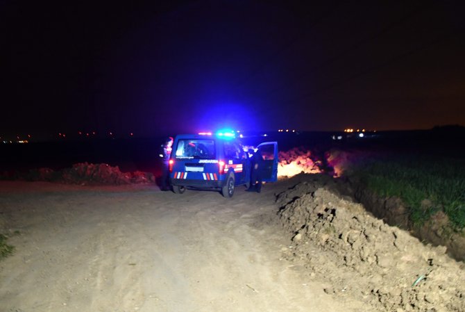 Jandarma kaçak geçiş yapılan tarlalarda gece nöbette