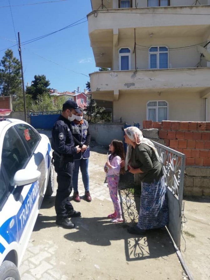 Evinden çıkamayan öğrencinin kitap talebini Kaymakam Pişkin karşıladı