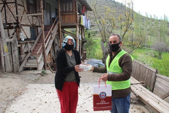 Evinden çıkamayan öğrencinin kitap talebini Kaymakam Pişkin karşıladı