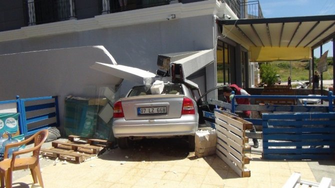Kontrolden çıkan otomobil markete girdi, ortalık savaş alanına ...
