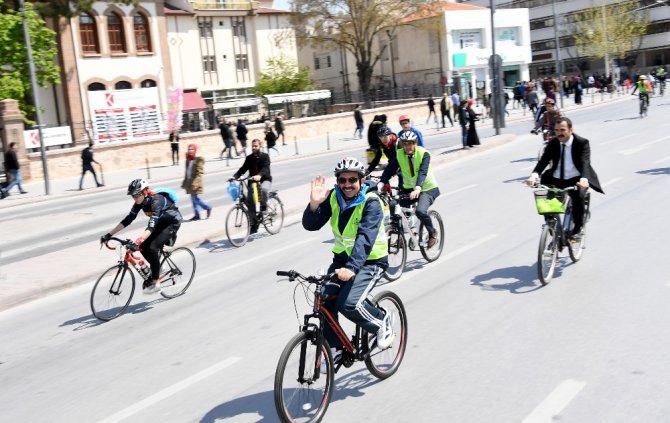 Başkan Altay: “Korona virüsten korunmak için en ideal ulaşım aracı bisiklettir”