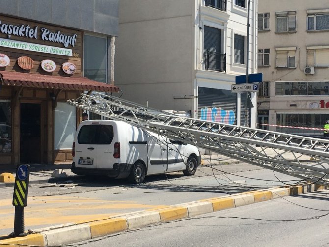 Kadıköy'de feci kaza: 2 itfaiyeci yaralandı