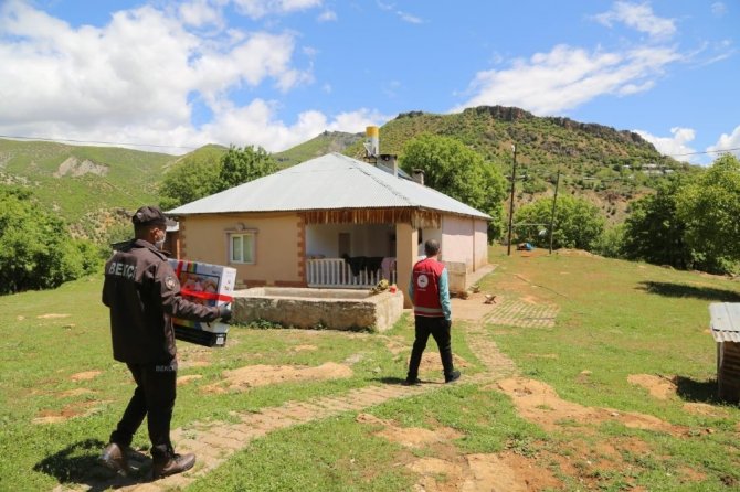 Tunceli’de derslerini takip edemeyen 35 öğrenciye televizyon ulaştırıldı