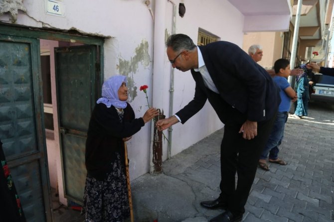 Başkan Kuş’tan annelere karanfil