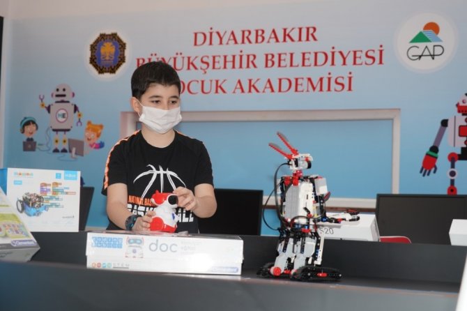 Diyarbakır Büyükşehir Belediyesi robotik kodlama atölyeleri eğitime hazır