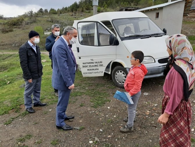 Köylerden kitaba ulaşamayan öğrencilere kitap dağıtıldı