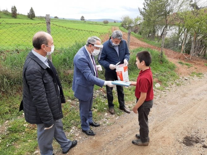 Köylerden kitaba ulaşamayan öğrencilere kitap dağıtıldı