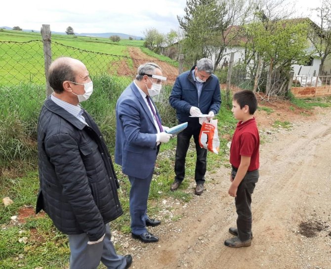 Köylerden kitaba ulaşamayan öğrencilere kitap dağıtıldı