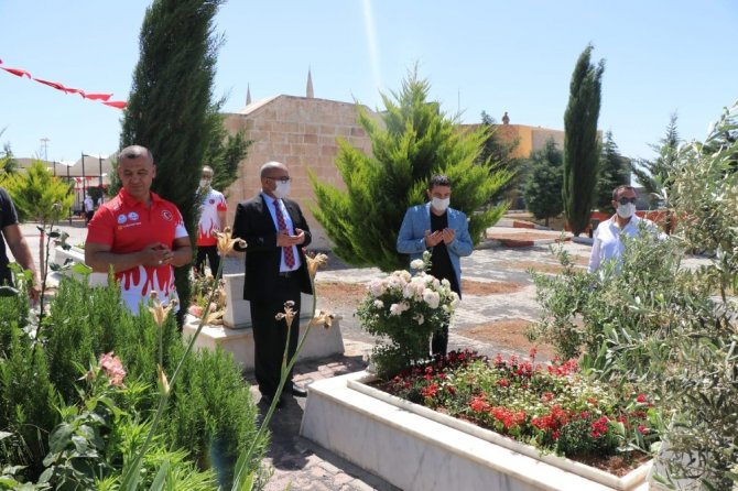 Gençlik Haftasında şehitlik anıtına çelenk bırakıldı