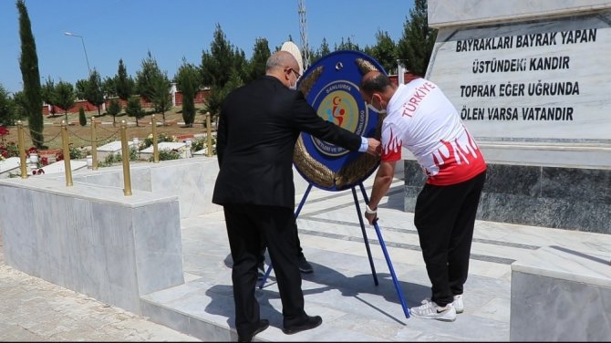 Gençlik Haftasında şehitlik anıtına çelenk bırakıldı