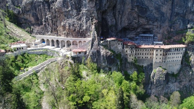 Sümela Manastırı’ndaki restorasyon çalışmalarında gelinen son nokta havadan ve manastırın içinden görüntülendi