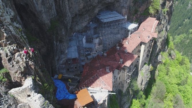 Sümela Manastırı’ndaki restorasyon çalışmalarında gelinen son nokta havadan ve manastırın içinden görüntülendi