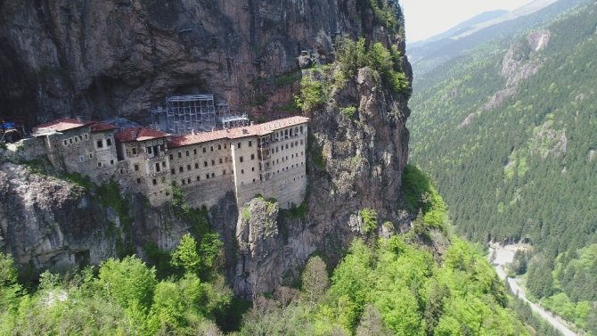 Sümela Manastırı’ndaki restorasyon çalışmalarında gelinen son nokta havadan ve manastırın içinden görüntülendi