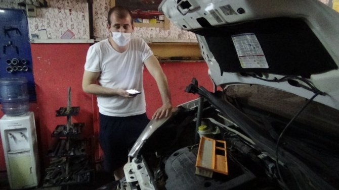 Yavru kediyi kurtarmak için aracı parçaladılar