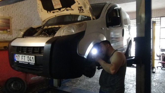Yavru kediyi kurtarmak için aracı parçaladılar