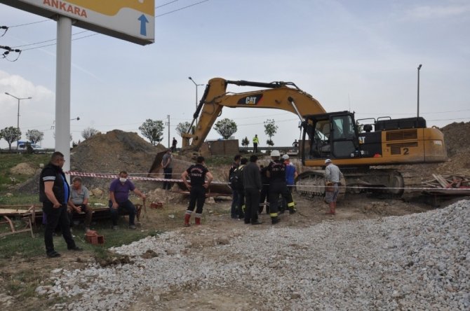 Göçük altında kalan 70 yaşındaki işçi hayatını kaybetti