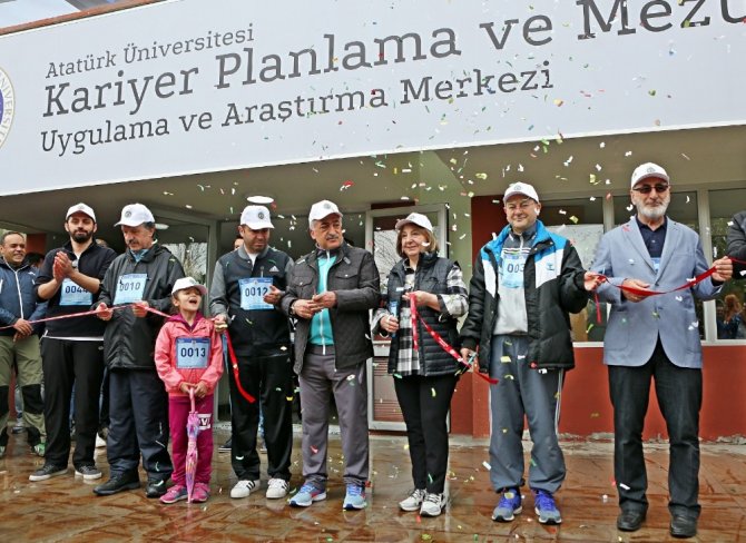 Atatürk Üniversitesi mezunlarıyla iletişimini güçlendiriyor