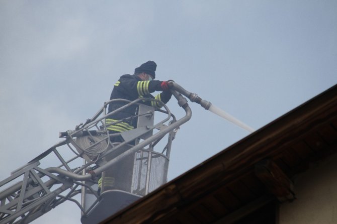 Konya’da iki katlı binadaki baca yangını korkuttu