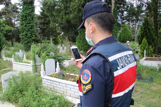 Jandarma sayesinde eşinin mezarını görüp, dua etti