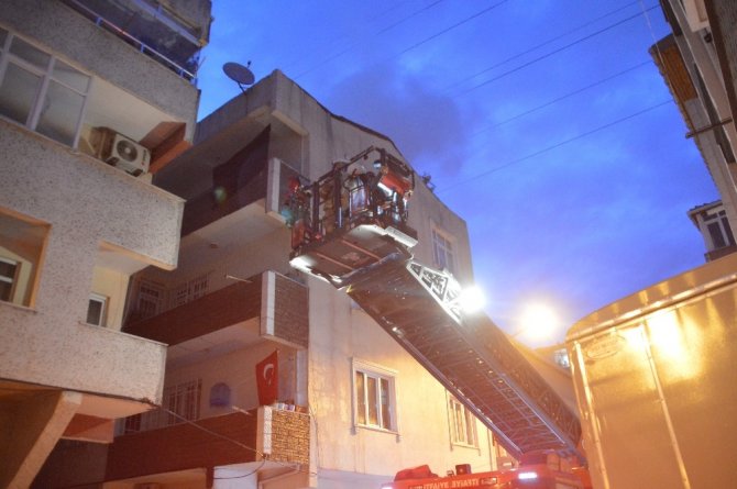 4 katlı apartmanın çatısı alev alev yandı