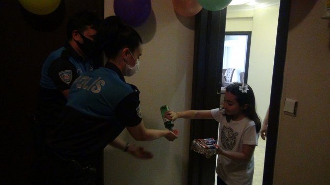Hatay polisinden 9 yaşındaki Elif İkra’ya doğum günü sürprizi