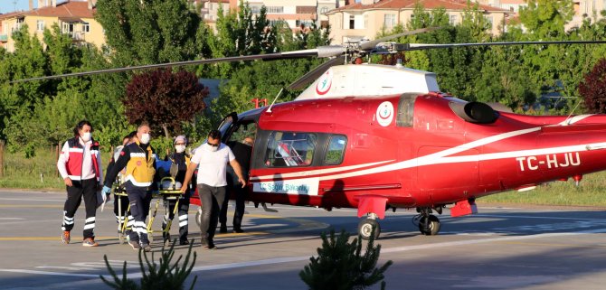 Hızarla elini kesen genç, ambulans helikopterle hastaneye kaldırıldı
