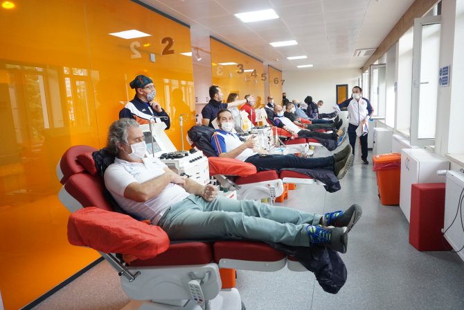 Master yüzücülerden lösemi hastaları için Kızılay'a kan bağışı