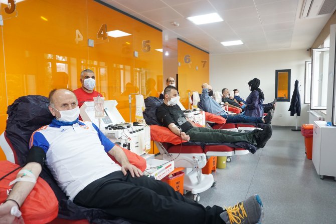 Master yüzücülerden lösemi hastaları için Kızılay'a kan bağışı