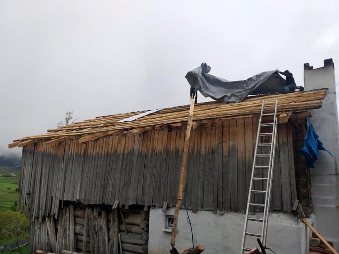 Fırtına yüzünden 28 ev, 12 ahır ve 24 samanlık hasar gördü