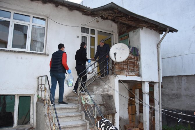 Yakınlarının ulaşamadığı yaşlı çiftin evine giden polis, ihtiyaçlarını karşıladı