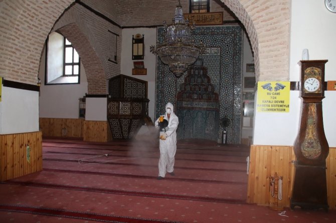 Akşehir Belediyesi camileri dezenfekte etti